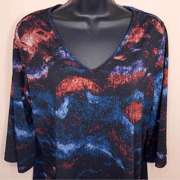 New Medium LuLaRoe Blue Purple Red Black Abstract Print Top Vneck 3/4 Sleeve - Picture 8 of 13